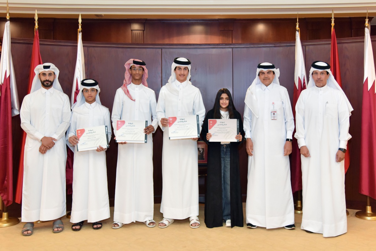 QIIB’s Chief Executive Officer Dr. Abdulbasit Ahmed Al-Shaibei poses with the riders during the ceremony. 