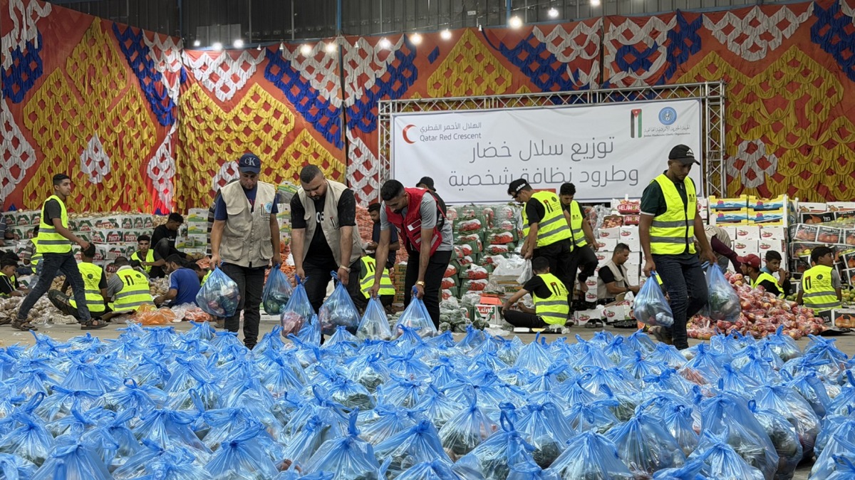Representatives of QRCS and JHCO preparing vegetable parcels.