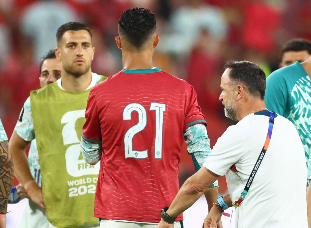 Portugal's forward #07 Cristiano Ronaldo wears a jersey with the number 21, used by late Portugal forward Diogo Jota. (Photo by Cole Burston / AFP)
 