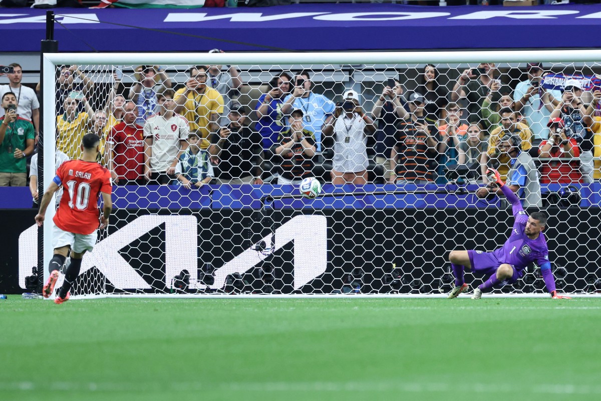 Egypt's forward #10 Mohamed Salah (L) shoots and scores past Australia's goalkeeper #01 Mathew Ryan in a penalty shoot-out during the 2026 World Cup round of 32 football match between Australia and Egypt at the Dallas Stadium in Arlington on July 3, 2026. (Photo by Thomas COEX / AFP)