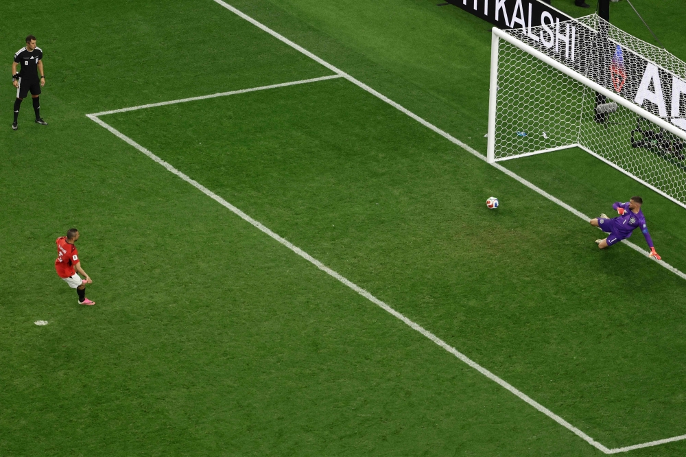 Egypt's defender #05 Ramy Rabia (L) shoots and scores in a penalty shoot-out during the 2026 World Cup round of 32 football match between Australia and Egypt at the Dallas Stadium in Arlington. (Photo by Aric Becker / AFP)