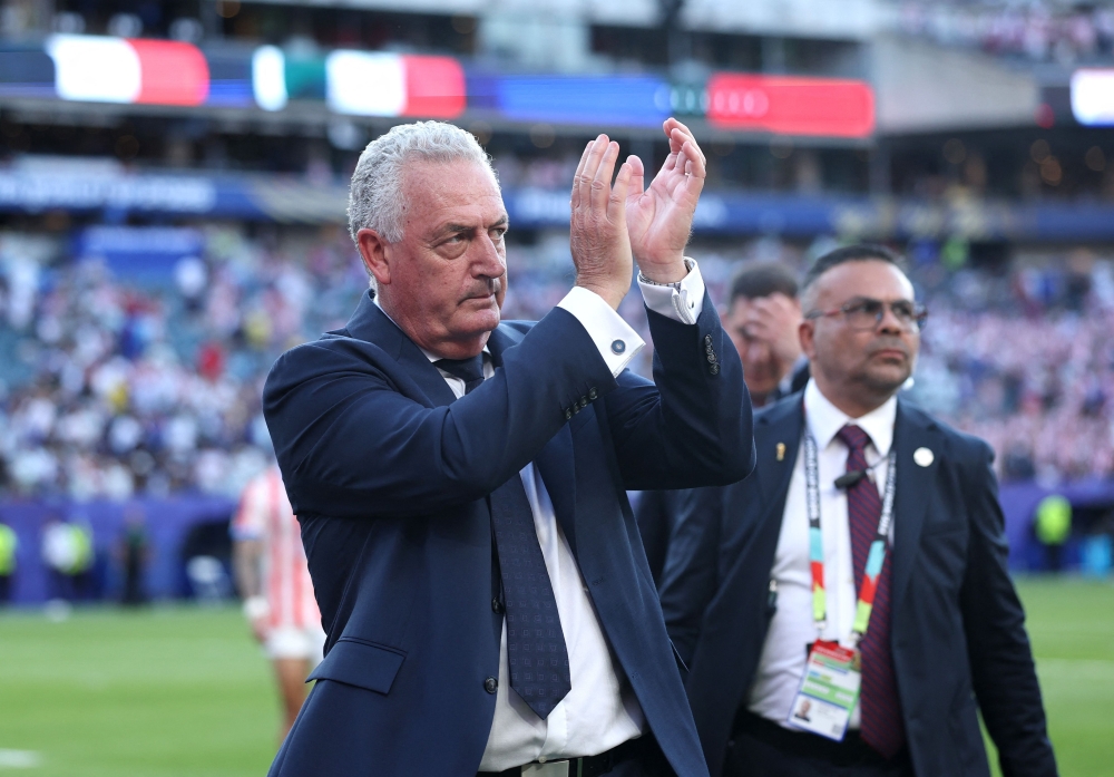 Gustavo Alfaro, Head Coach of Paraguay, applauds fans after the 0-1 loss during the FIFA World Cup 2026 Round of 16 match between Paraguay and France at Philadelphia Stadium  (Photo by Buda Mendes / AFP)