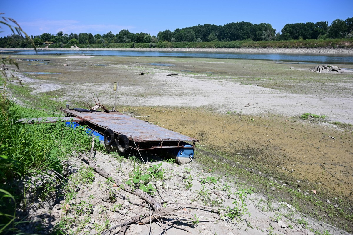 A floating dock for boats is seen lying on the riverbed along the river Po in Castelvetro Piacentino, near Cremona, Northern Italy on July 3, 2026. Photo by PIERO CRUCIATTI / AFP