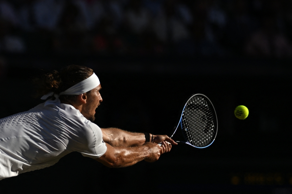  Germany's Alexander Zverev returns to Italy's Jannik Sinner during their men's singles final tennis match on the fourteenth day of the 2026 Wimbledon Championships at The All England Lawn Tennis and Croquet Club in Wimbledon, southwest London, (Photo by Kirill KUDRYAVTSEV / AFP) 
