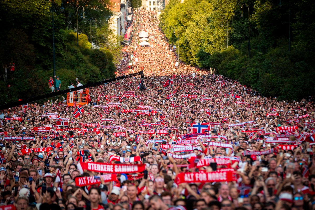Supporters wave for Norway’s team in Oslo after their return from the USA.