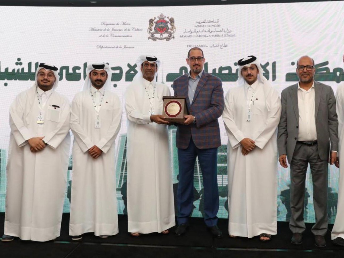 The ministry’s delegation receiving a memento during the event.