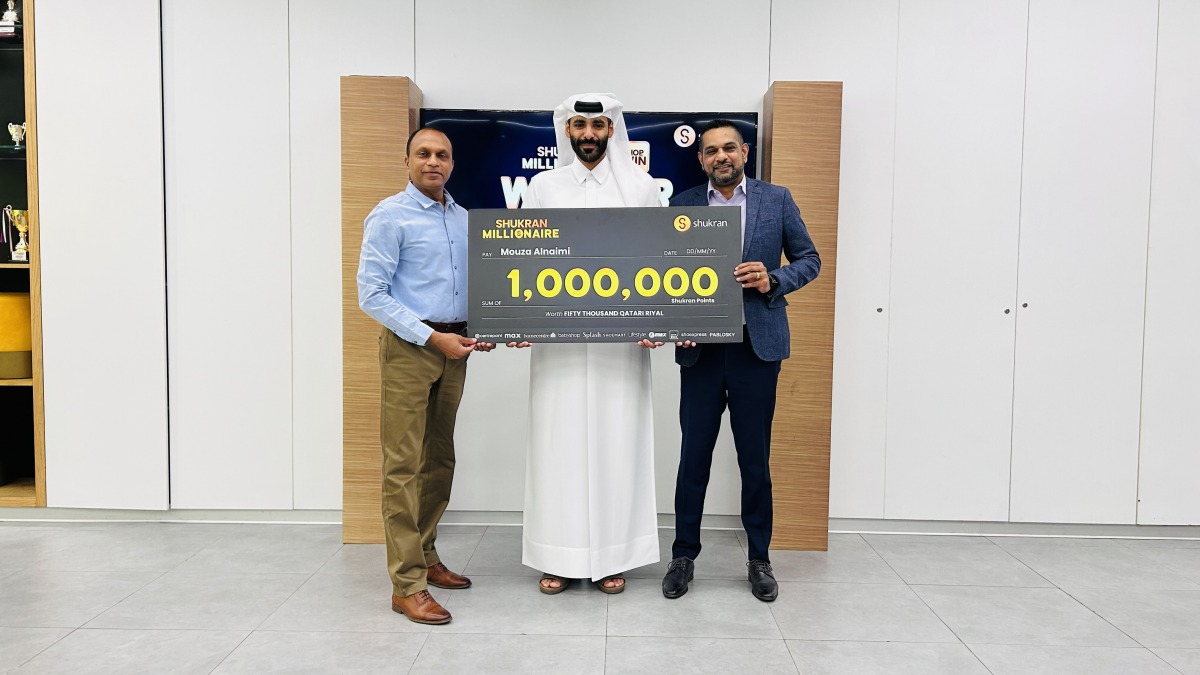 From right: Shumalan, Senior Vice President & Territory Head, Landmark Group Qatar; along with the award winner; and Rajgopal, Associate General Manager – Marketing, Landmark Group Qatar.

 
