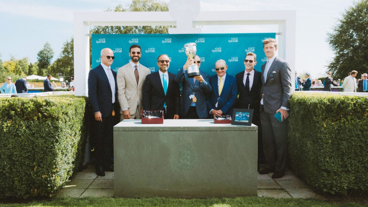Visit Qatar and QREC officials and other dignitaries with the trophy.