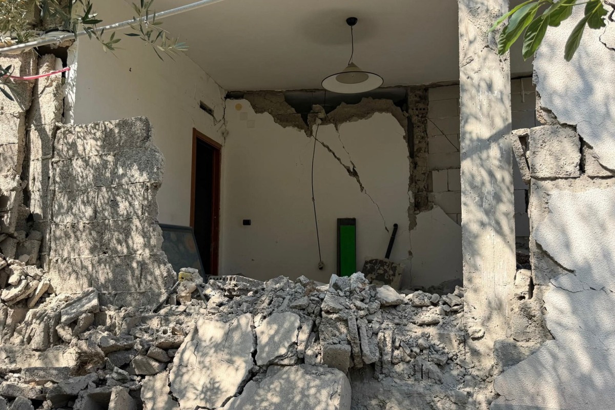 This photograph shows a house damaged following a 4.7 magnitude earthquake in Pozzuoli, near Naples on August 1, 2026. (Photo by Cesare ABBATE / ANSA / AFP) 

