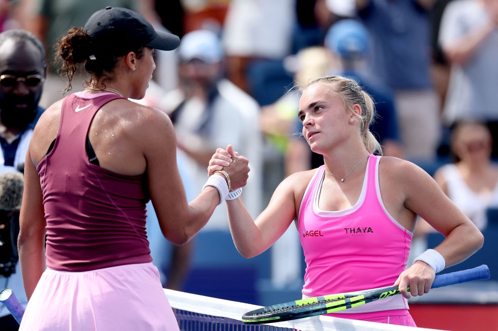 Madison Keys of the United States is congratulated by Sara Bejlek of Czechia after their match during the quarterfinals on day eleven of the Cincinnati Open at the Lindner Family Tennis Center on August 21, 2026 in Mason, Ohio.  (Photo by MATTHEW STOCKMAN /AFP)