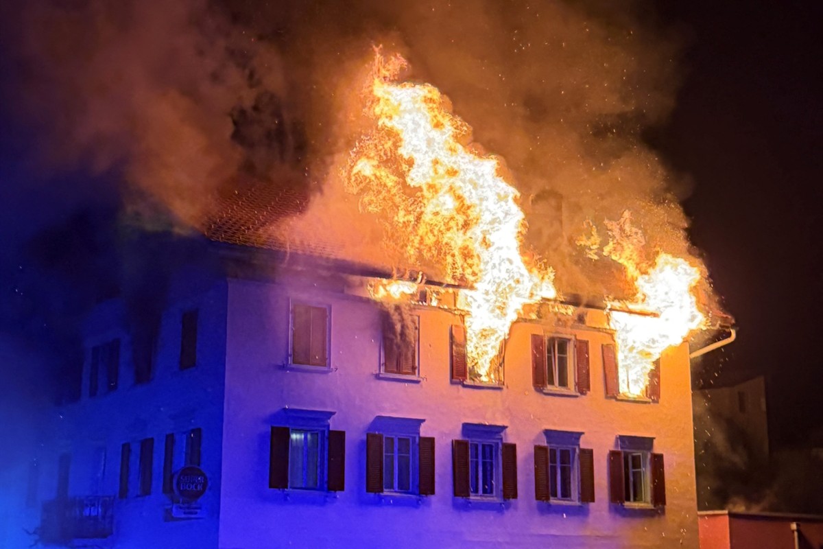 This handout photograph taken and released on August 21, 2026 by the Cantonal Police of Graubunden (Kantonspolizei Graubunden) shows a fire that broke out in a building in the small town of Thusis, eastern Switzerland. Photo by HANDOUT / KANTONSPOLIZEI GRAUBÜNDEN / AFP