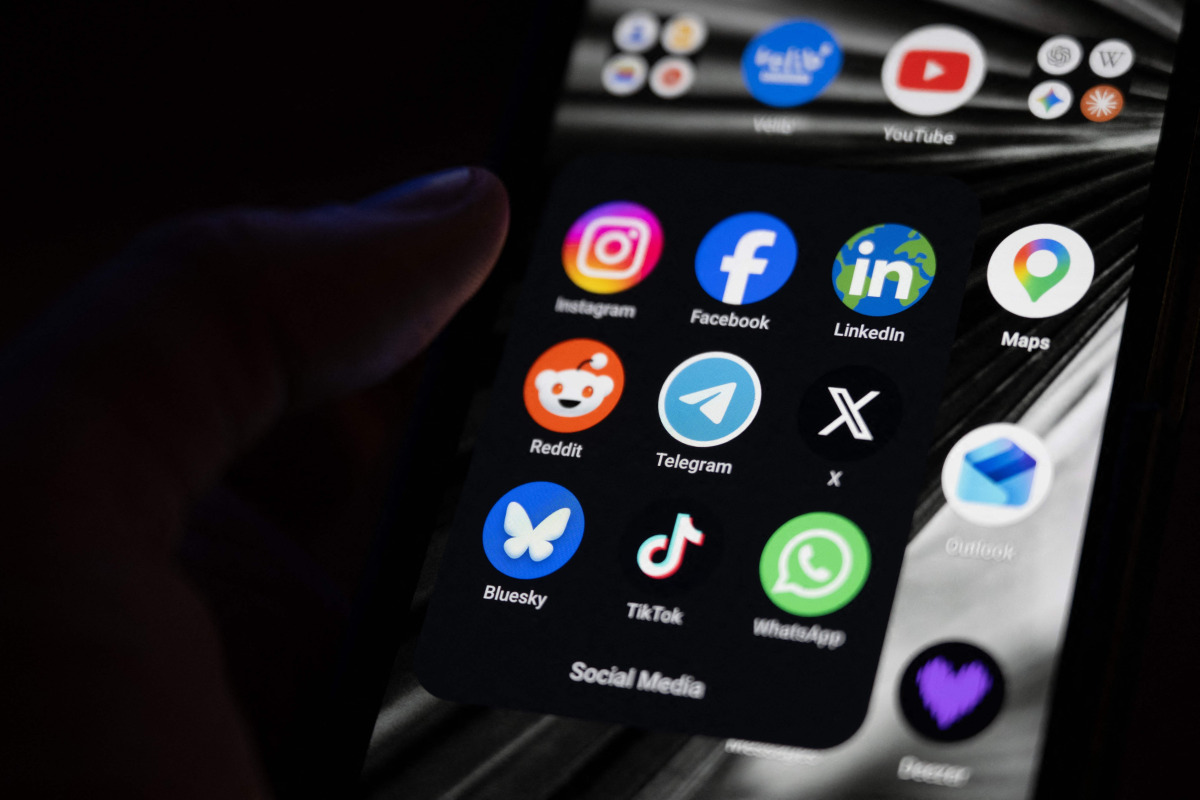 This photograph shows a set up smart-phone screen displaying the logo of main social media platforms including Instagram, Facebook, LinkedIn, Reddit, Telegram, X, Bluesky, Tiktok and Whatsapp in Saint-Mande, east of Paris, on April 29, 2026. Photo by Martin LELIEVRE / AFP