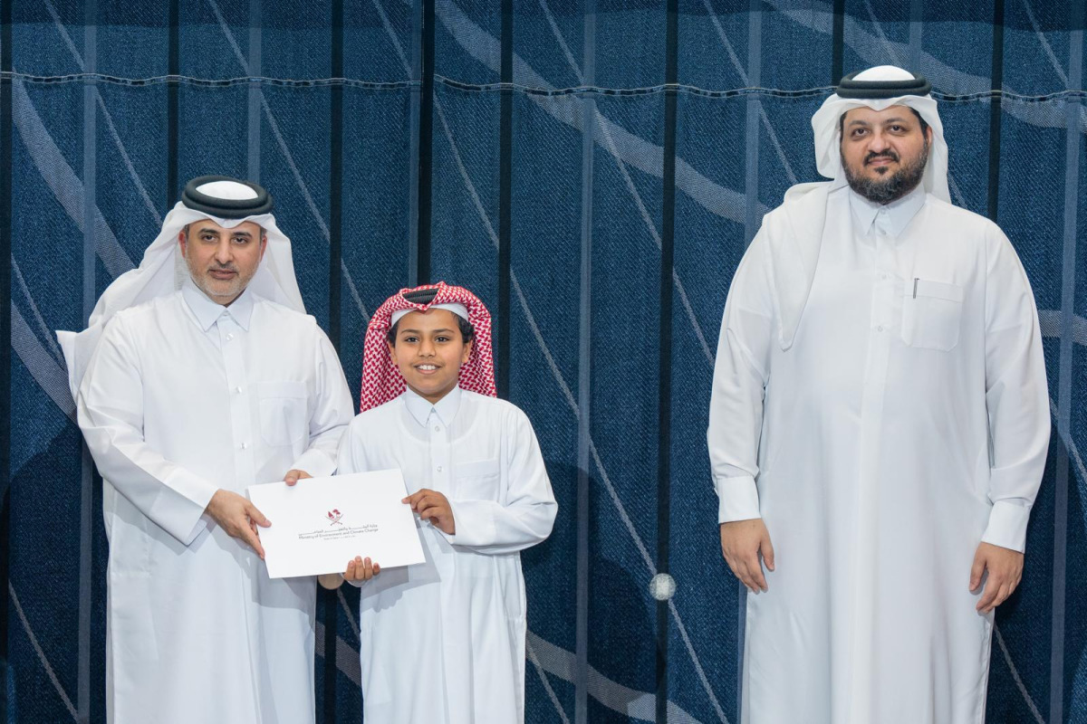 Minister of Environment and Climate Change H E Dr Abdullah bin Abdulaziz bin Turki Al Subaie presents an award to one of the winners during the event.