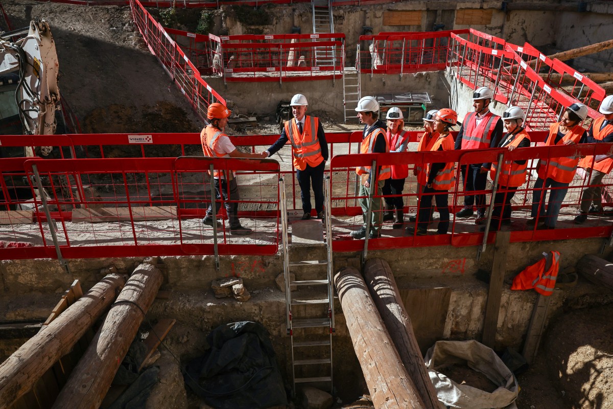 Paris Mayor Emmanuel Gregoire (2nd L) and France's Culture Minister Catherine Pegard (4th L) visit an archaeological site following the discovery of a Gallo-Roman era wall of Lutetia under the Hotel-Dieu hospital on the Ile de la Cite in central Paris, on September 22, 2026. (Photo by SIMON WOHLFAHRT / AFP)

