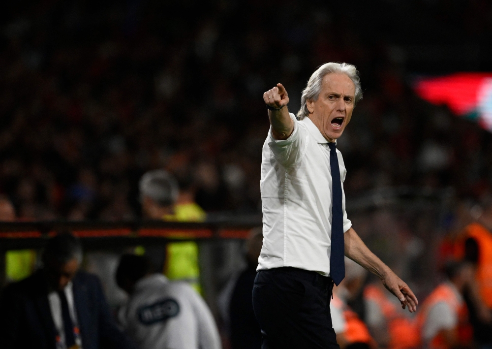 Portugal's coach Jorge Jesus gestures on the touchline during the UEFA Nations League Group 4 football match between Portugal and Norway at Dragao stadium in Porto on October 3, 2026 (Photo by Miguel RIOPA / AFP)