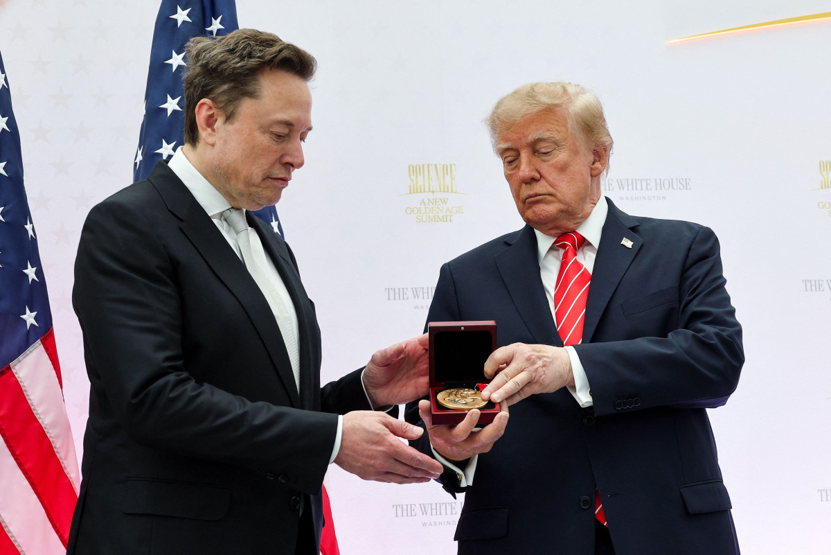Tesla and SpaceX CEO Elon Musk (L) receives the National Medal of Science from U.S. President Donald Trump during the Golden Age of American Innovation Summit at the Institute of Peace on October 08, 2026 in Washington, DC. Photo by WIN MCNAMEE / GETTY IMAGES NORTH AMERICA / Getty Images via AFP