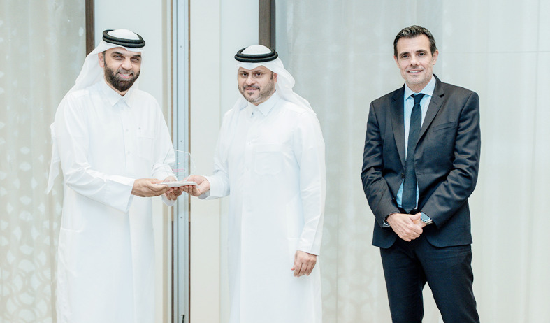 An official from the Ministry of Awqaf receiving the award.