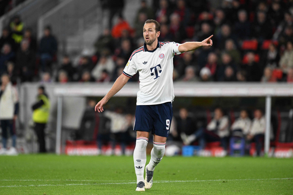 Bayern Munich's English forward #09 Harry Kane gestures during the German first division Bundesliga football match between SC Freiburg and FC Bayern Munich in Freiburg, south-western Germany, on October 25, 2026. (Photo by THOMAS KIENZLE / AFP)