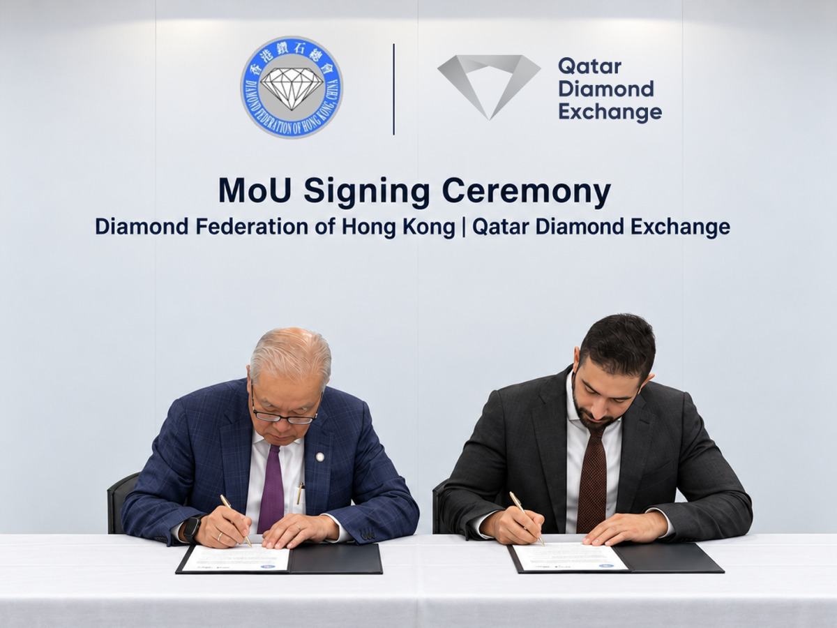 Director of Qatar Diamond Exchange Ghanim Al-Saadi and Founding President of Diamond Federa-tion of Hong Kong Lawrence Ma during the agreement signing.