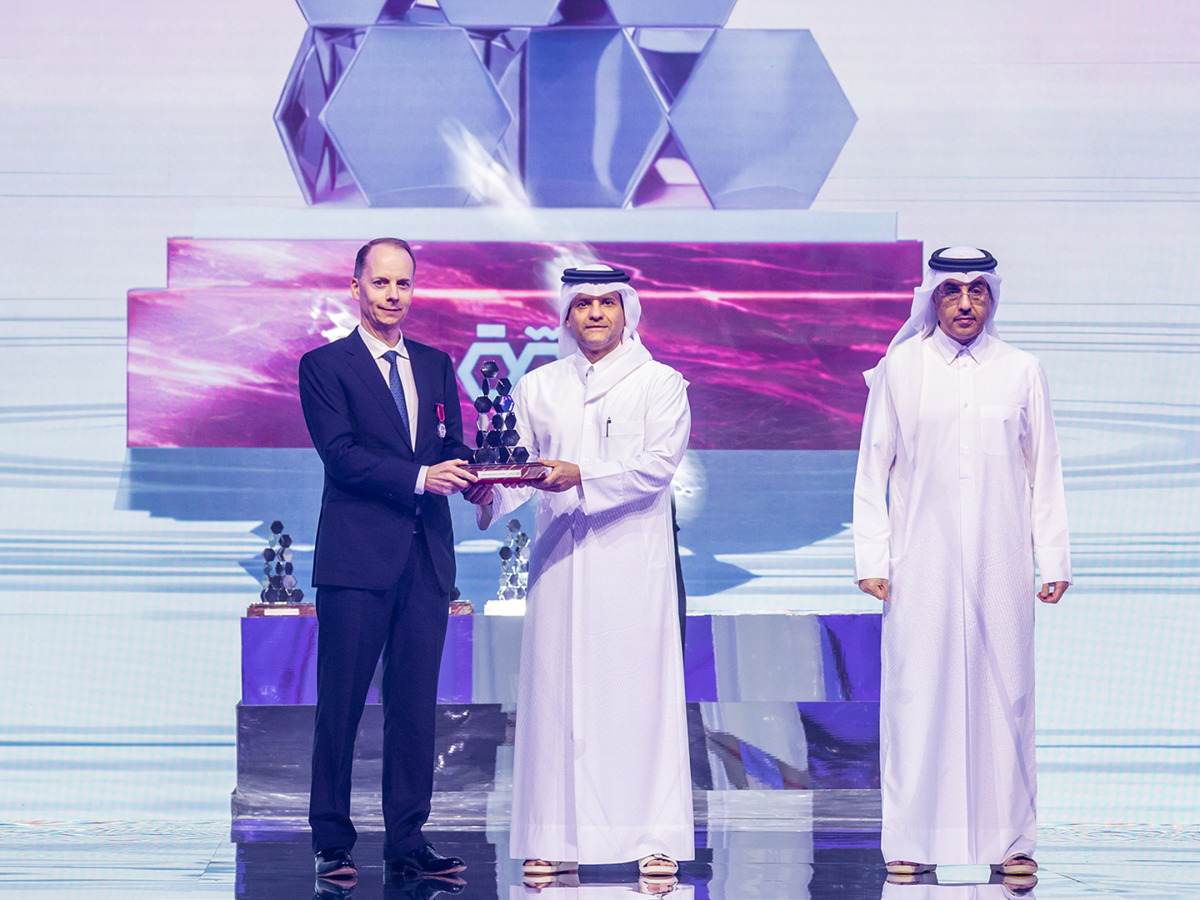 Deputy Prime Minister and Minister of State for Defence H E Sheikh Saud bin Abdulrahman bin Hassan bin Ali Al Thani alongside Minister of Labour H E Dr. Ali bin Samikh Al Marri presenting the award to Group CEO of Commercial Bank Stephen Moss. 